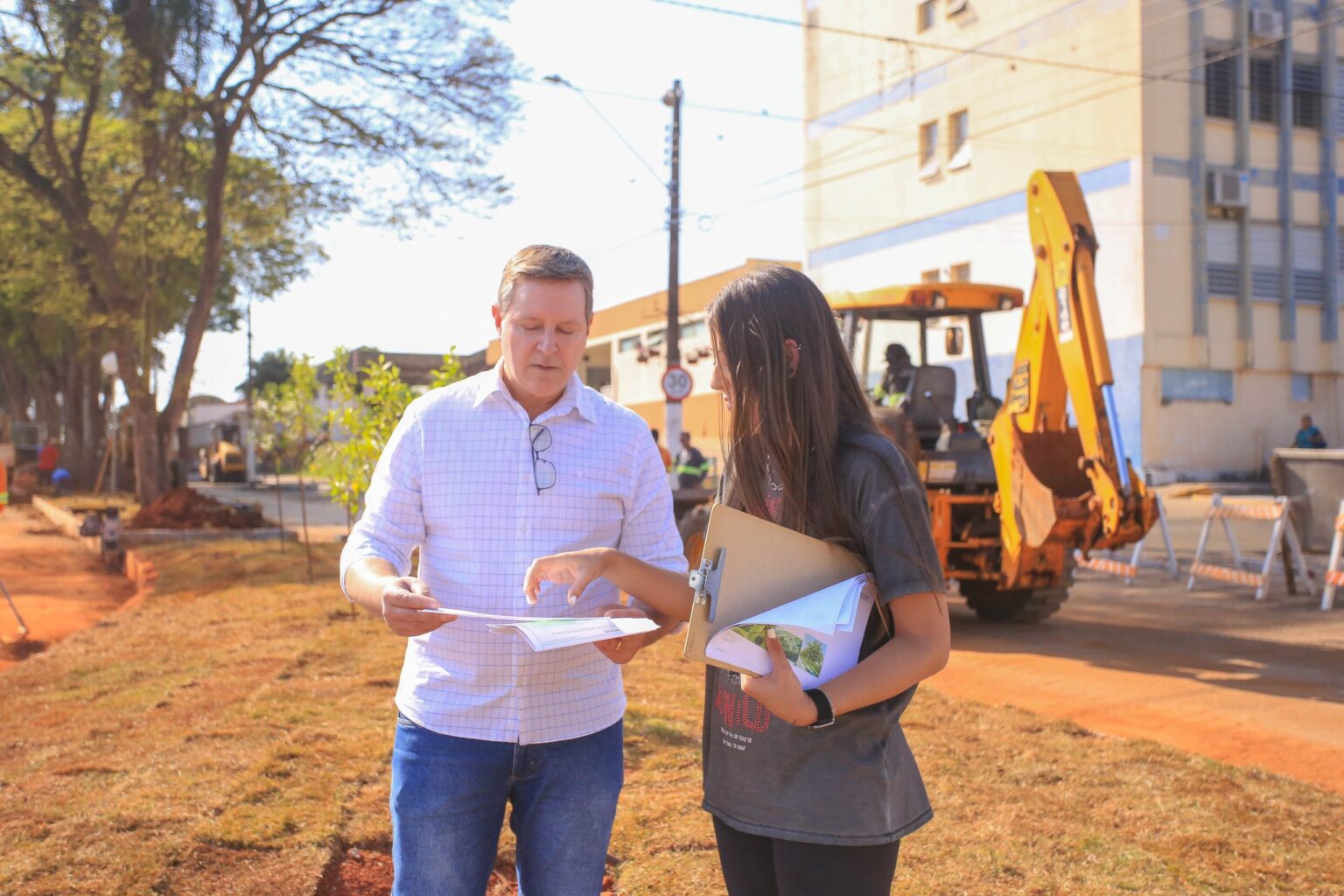 Prefeitura de Itararé(SP) inicia plantio de grama e árvores ornamentais na rua São Pedro