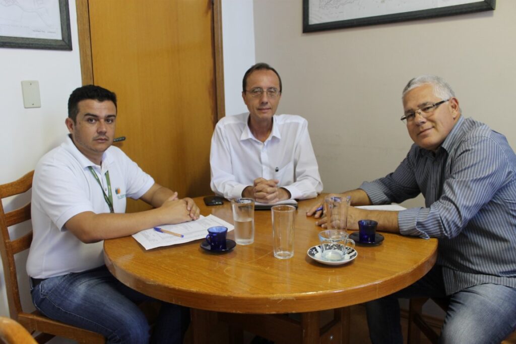 Prefeitura e Elektro fecham parceria para poda de árvore IMG_7776