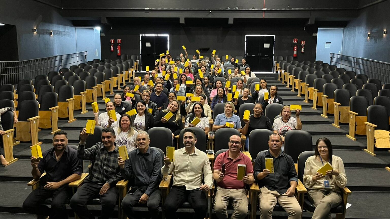 Prefeitura entrega celulares para agentes de saúde e novos computadores para unidades básicas