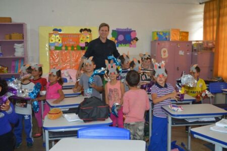 Prefeitura entrega mais de 5 mil ovos de chocolate Heliton do Valle, prefeito da cidade, fez questão de participar de algumas entregas.