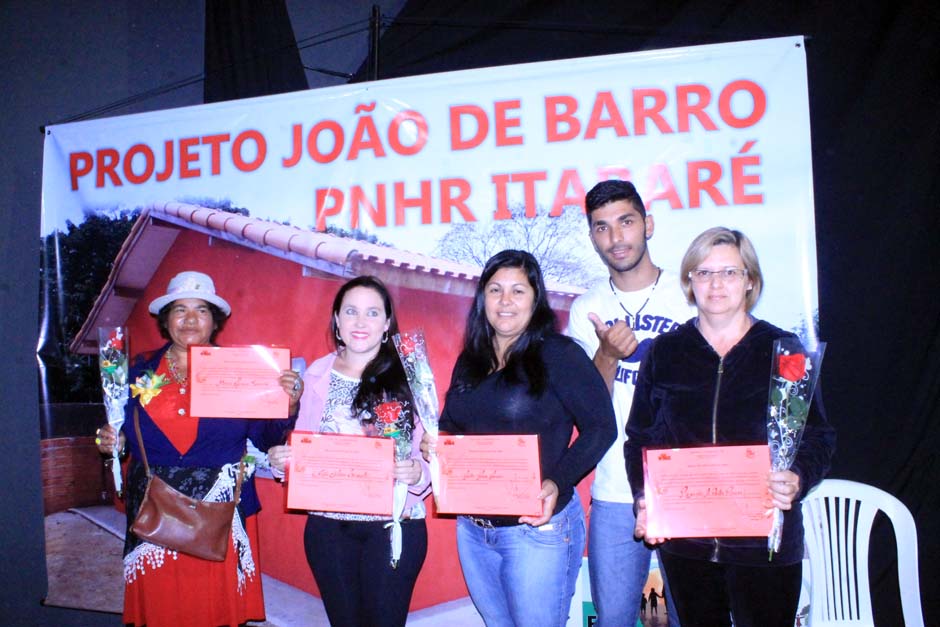 Prefeitura entrega mais de 50 casas para produtores rurais