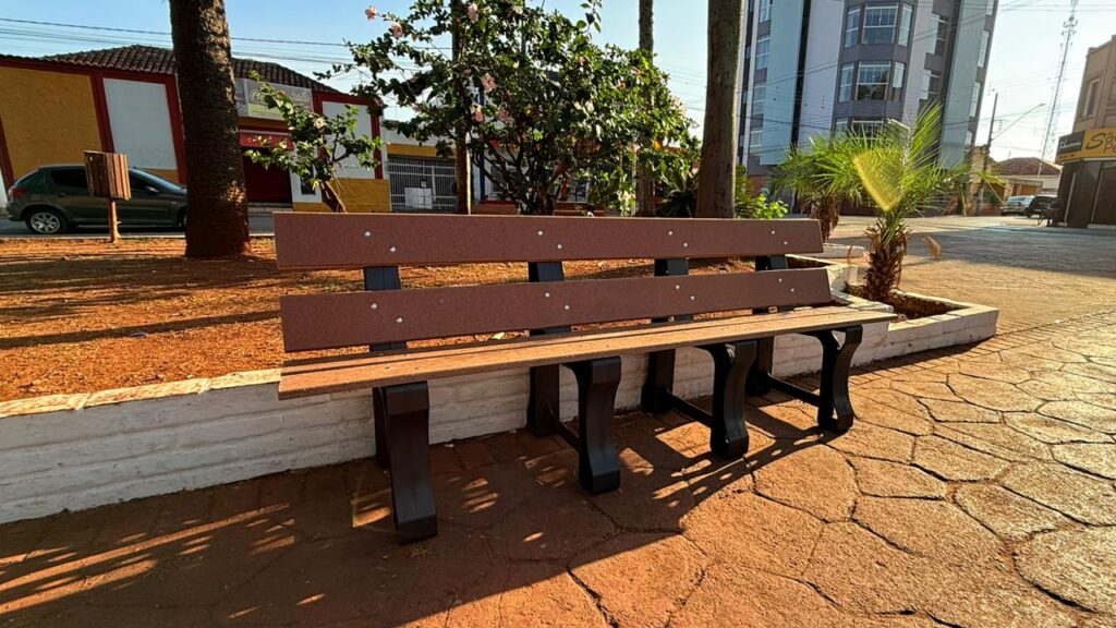 Prefeitura instala novos bancos na Praça Francisco Alves Negrão e amplia conforto para a população