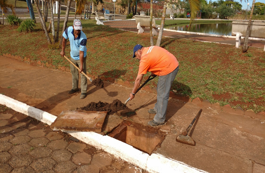 Prefeitura realiza limpeza de bueiros