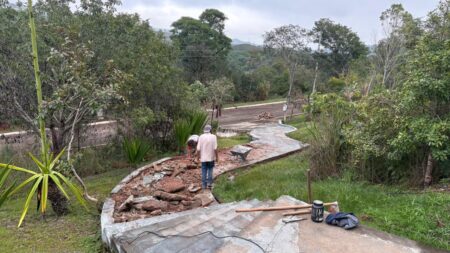 Prefeitura realiza reforma de escadaria no Parque da Barreira