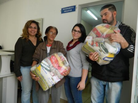 Secretaria de Assistência Social fornece cesta básica para famílias carentes cesta1