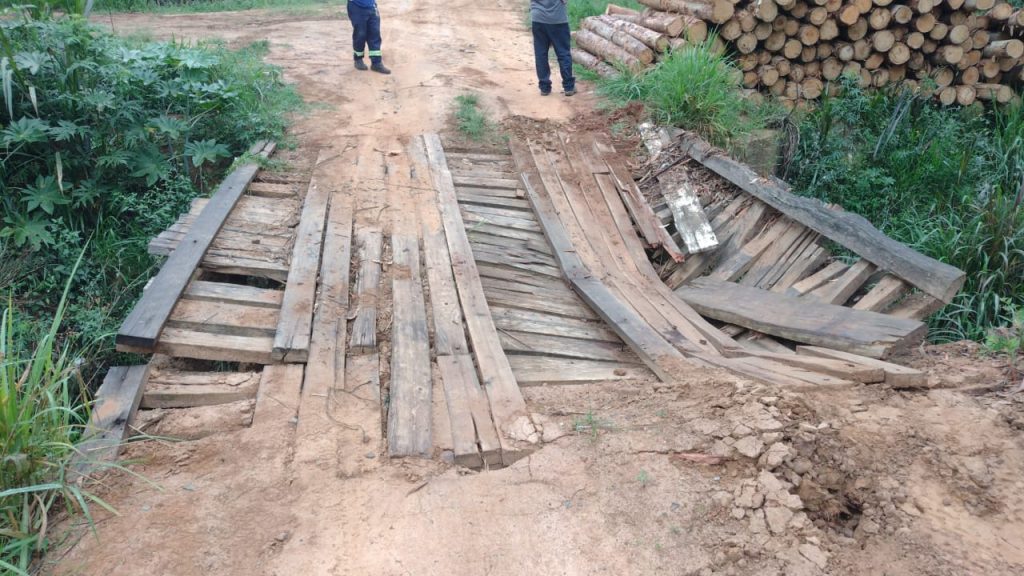 Secretaria de Serviços Municipais de Itararé (SP) reconstroi ponte no bairro da Serrinha