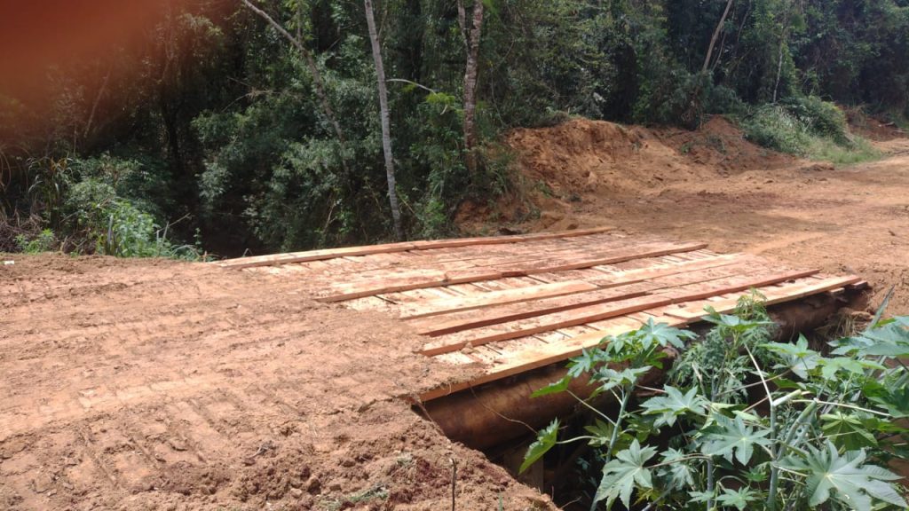 Secretaria de Serviços Municipais de Itararé (SP) reconstroi ponte no bairro da Serrinha