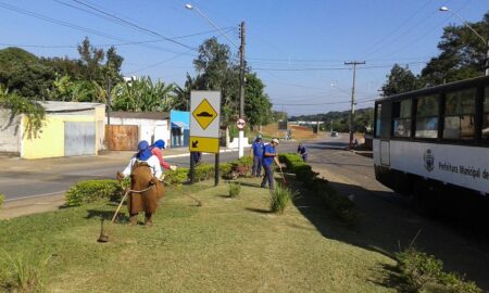 Serviços Gerais realiza manutenção de jardim em Itararé (SP) Serviços Gerais realiza manutenção de jardim em Itararé (SP)