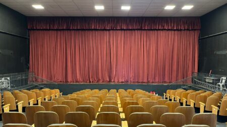 Teatro Municipal de Itararé recebe novas cortinas e passa a contar com estrutura cênica profissional