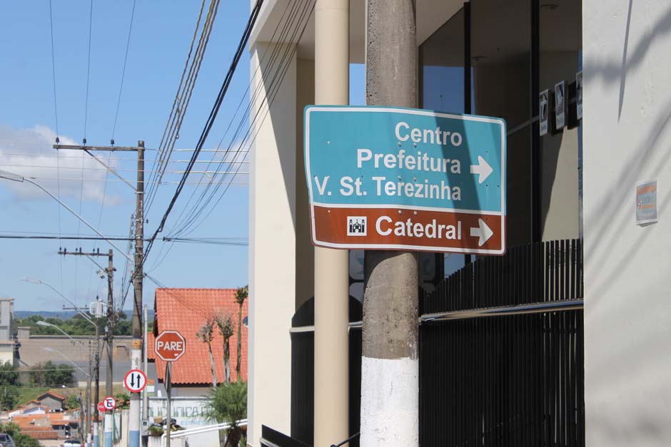 Vândalos depredam placas de sinalização de trânsito placa-catedral