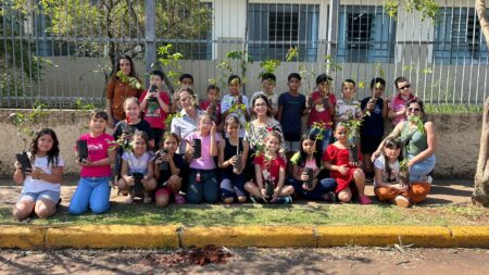 Prefeitura realiza plantio de mudas com alunos no Dia da Árvore
